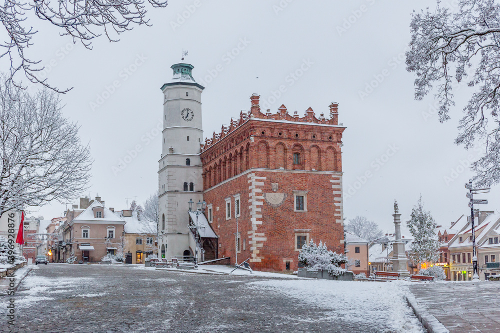 Ratusz w Sandomierzu w zimowej scenerii 