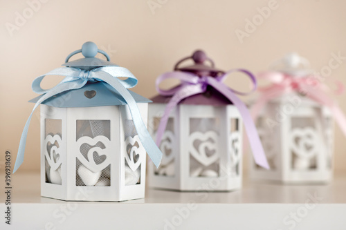 Cuadro en lienzo Wedding favors in white boxes with ribbons