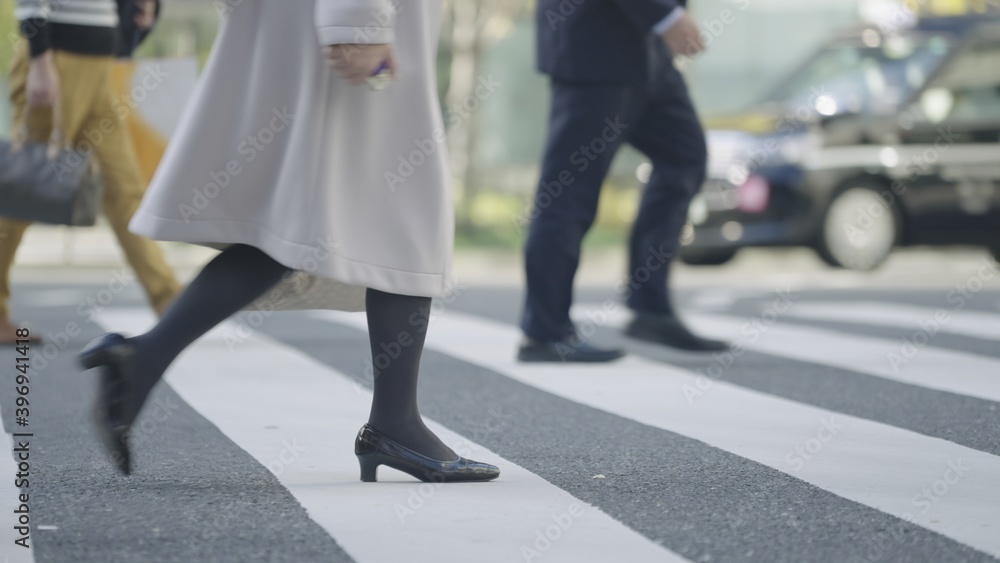 群衆・歩く人・横断歩道・東京駅