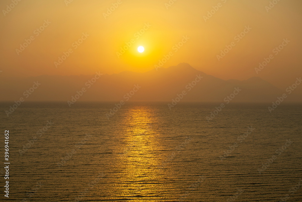 Fototapeta premium 沈む夕陽が山並みのシルエットを幻想的にする