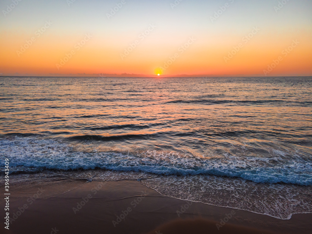 Obraz premium Hazy sunrise seascape with low swell