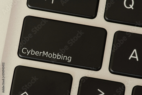 Ein Computer und Taste für Cyber Mobbing photo