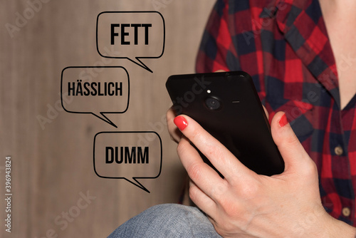 Fotografie Eine Frau mit Smartphone und Cyber Mobbing