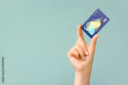 Quadro su tela Female hand with credit card on color background