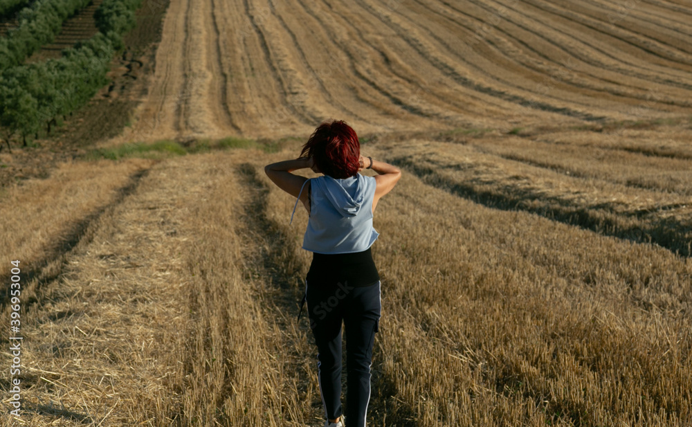 Mujer haciendo deporte, ejercicio físico al aire libre Mujer haciendo deporte, ejercicio físico al aire libre