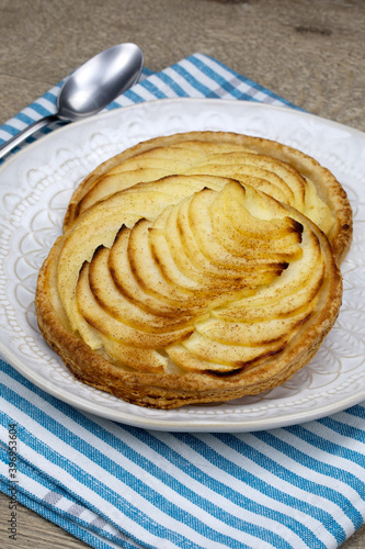 tartelettes fines aux pommes dans une assiette