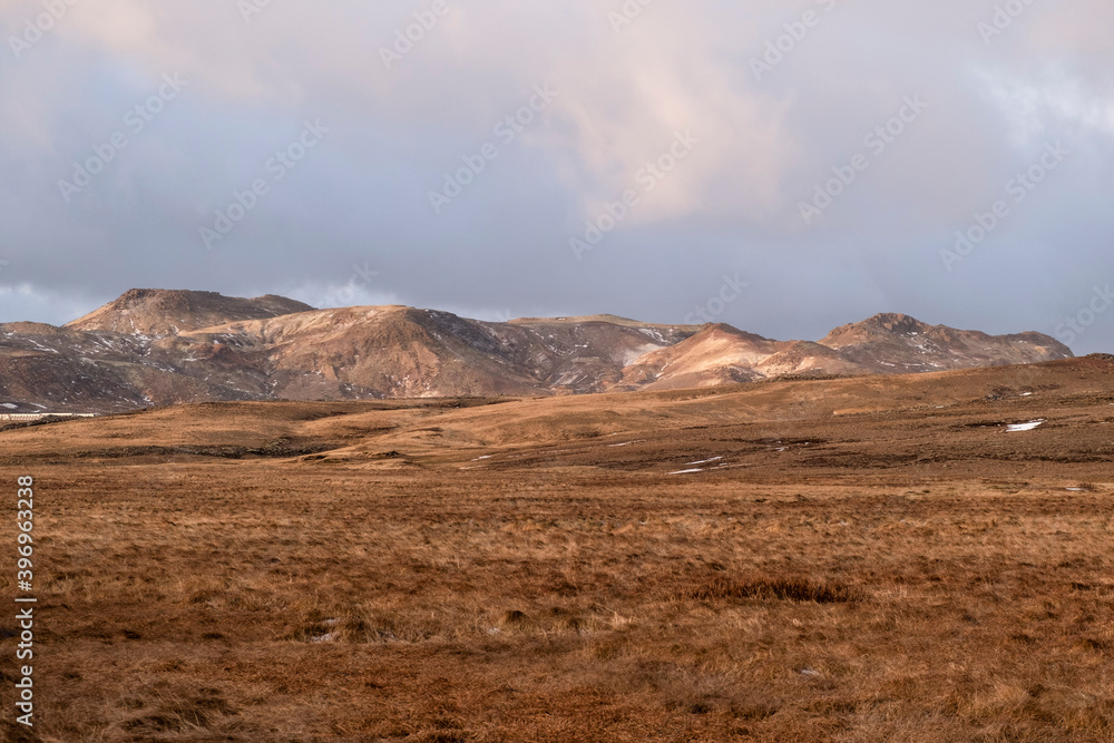 Blick Hverafjall und Sveifluháls. Dazwischen liegt das sehr aktive Geothermalgebiet Seltún. Blick Hverafjall und Sveifluháls. Dazwischen liegt das sehr aktive Geothermalgebiet Seltún.