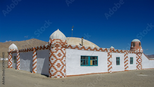 Obraz na plátně White and red sunni mosque in high-altitude Alichur kyrgyz village on the Pamir