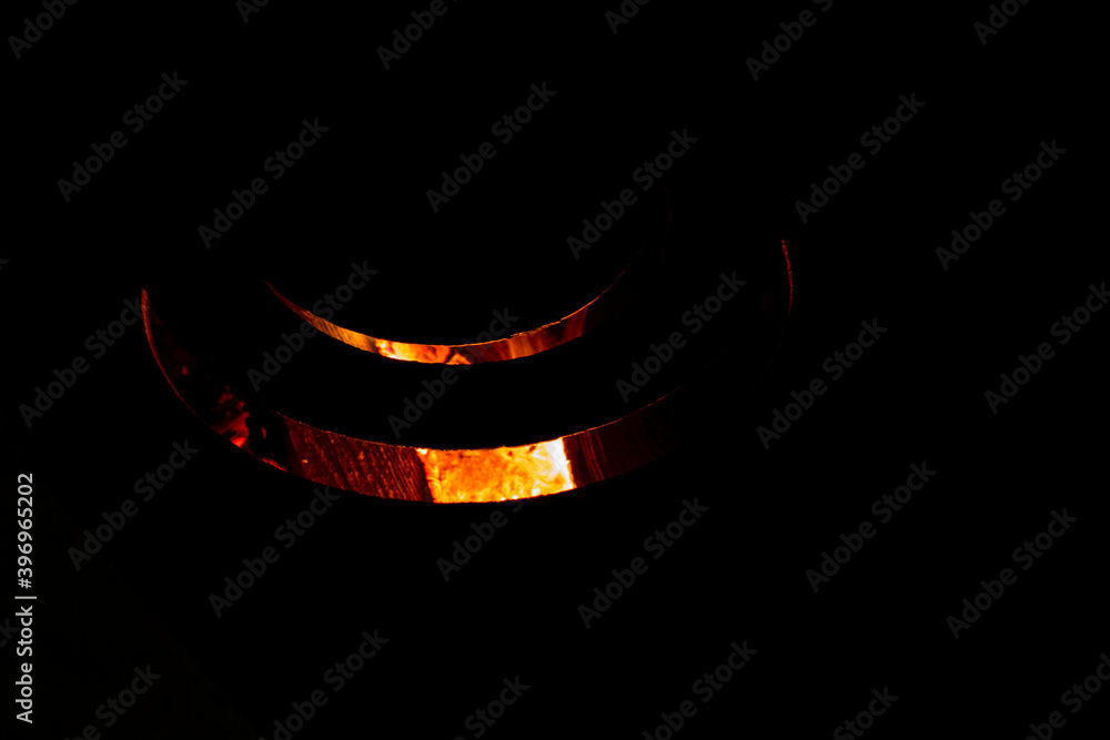 Φωτογραφία the ajar door of the Russian stove in the process of burning fuel, carbon monoxi