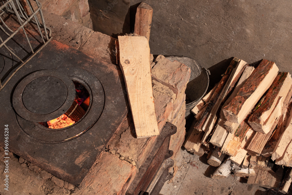 Φωτογραφία the ajar door of the Russian stove in the process of burning fuel, carbon monoxi