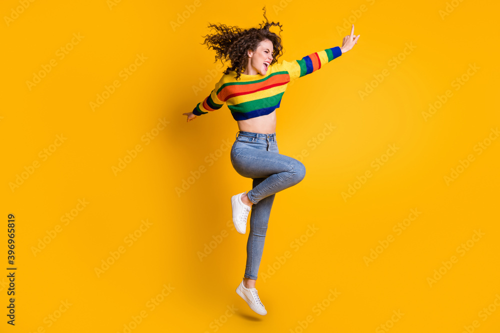 Φωτογραφία Full length photo of energy jumping lady wearing casual colorful sweater dancing