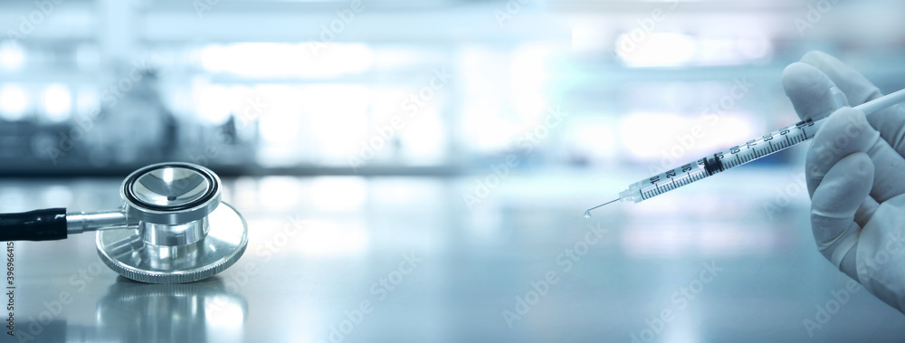 Φωτογραφία stethoscope and vaccine syringe in hand of medical doctor for health diagnosis a