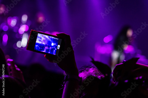 Nagrywanie telefonem podczas koncertu. © Tomajasi