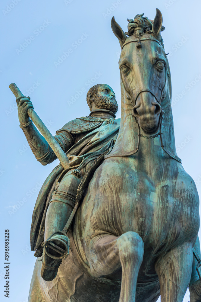 Obraz premium Statue von Cosimo de Medici auf der Piazza della Signoria in Florenz, Italien