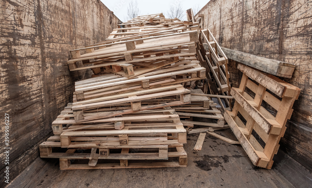 Fototapeta premium Blick in einen Container mit alten Holz-Paletten