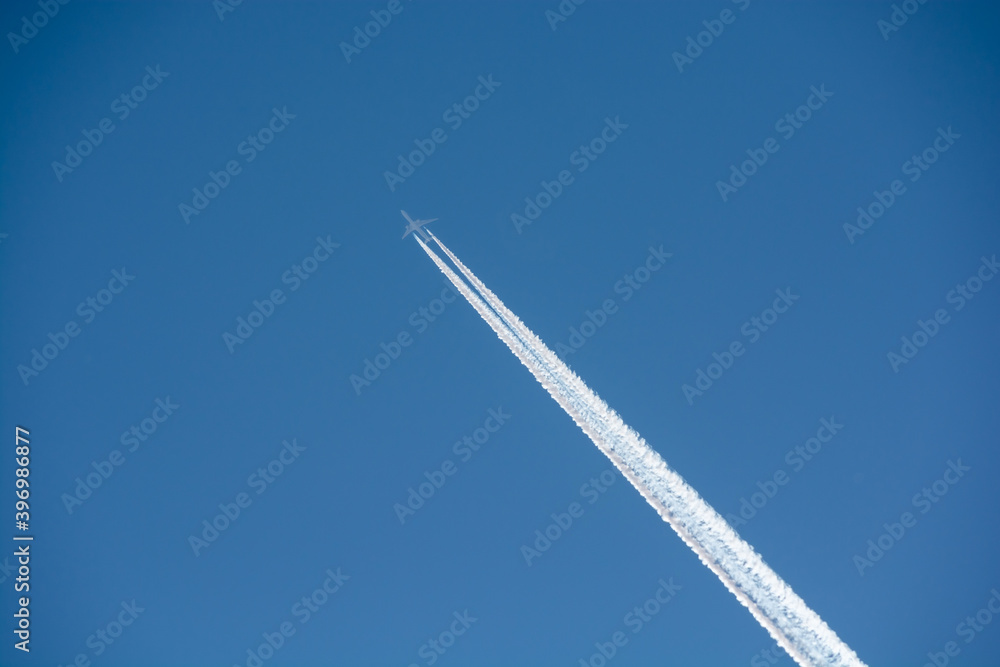 冬の寒い朝の青空の飛行機雲 冬の寒い朝の青空の飛行機雲
