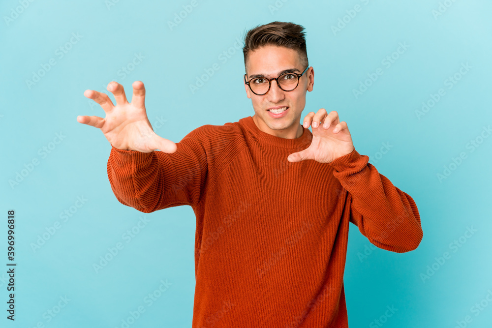 Naklejka premium Young caucasian handsome man isolated upset screaming with tense hands.