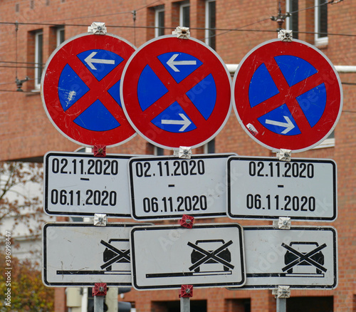 Verkehrsschilder  Halteverbotsschilder, Vorübergehendes uneingeschränkte Halteverbot, Deutschland, Europa photo