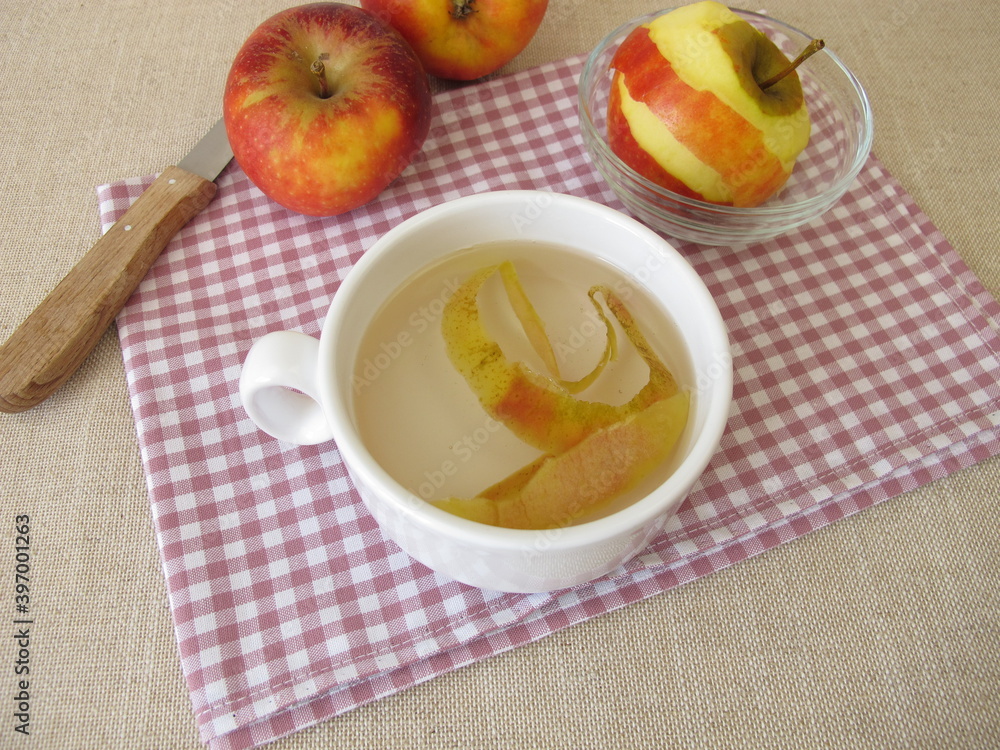 Apple skin tea, brewed tea made from apple peel Apple skin tea, brewed tea made from apple peel