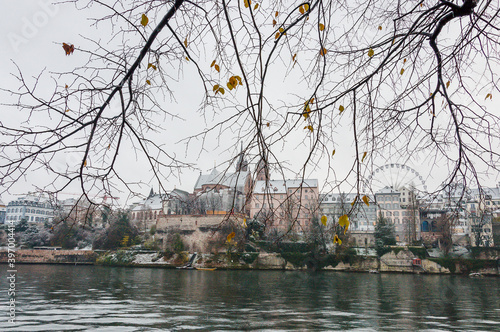 Basel, Münster, Kirche, Pfalz, Rhein, Rheinufer, Riesenrad, Grossbasel, Altstadt, Pfalz, Altstadthäuser, Winter, Schnee, Schneedecke, Schweiz photo