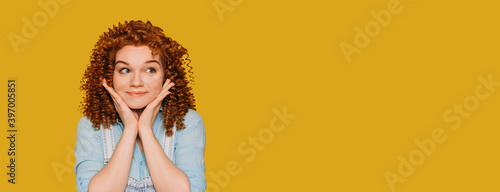 Fotografía Emotion of surprise on woman face, hold palms on cheeks, redhead curly lady cann