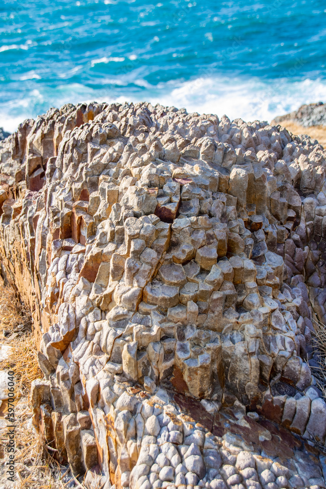 柱状節理の流紋岩のアップと日本海 島根県出雲市大社町 Closed-up columnar joint rhyolite rock and ...