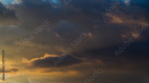 Le coucher du soleil est le moment propice pour observer de merveilleuses teintes chaleureuses sous certains types de nuages, ici des cumulus