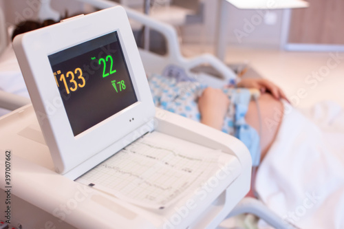 Obraz na plátně Pregnant woman in newborn hospital lying near fetal heart beat by fetal monitoring with Non stress test(NST)
