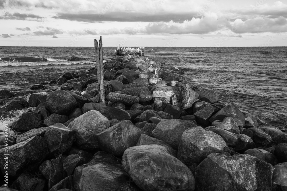Pile of stones, entrance to the sea