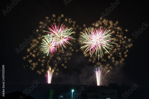 夏祭りの満開の花火