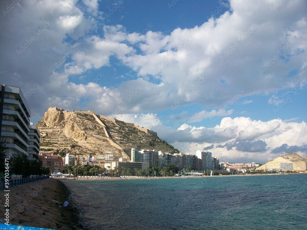 Φωτογραφία view of the city, the sea and mountains