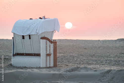 Strandkorb mit Sonnenuntergang an der Nordsee