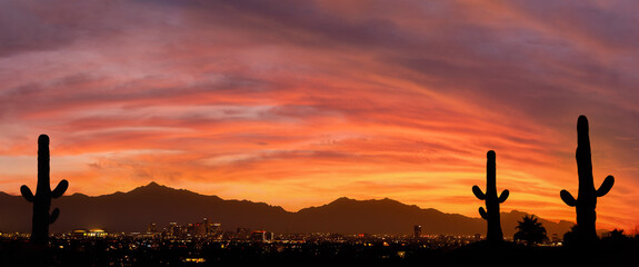 Fototapete Arizona Leuchtender Sonnenuntergang über Phoenix Arizona  © jdross75