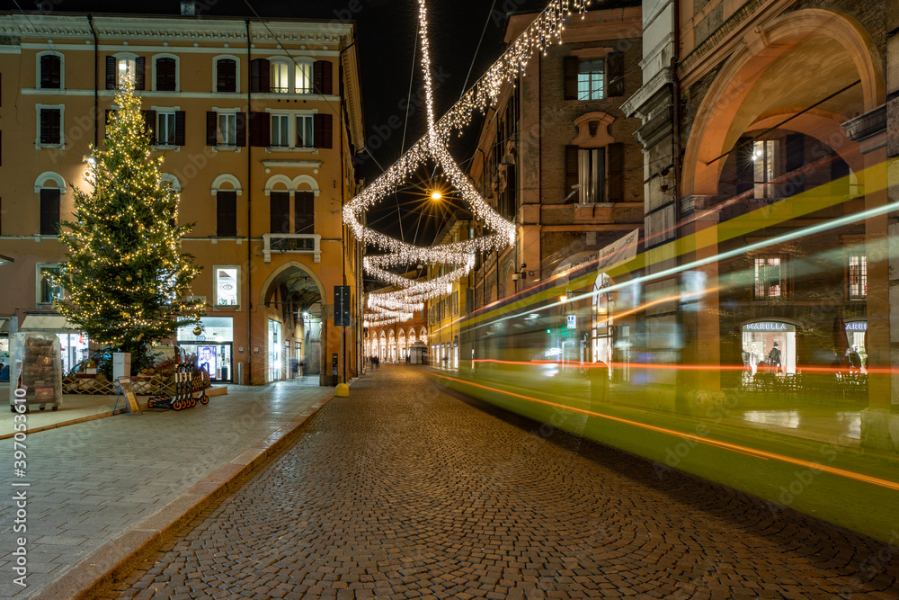 Fototapeta premium Christmas tree in the centre of Modena, Italy