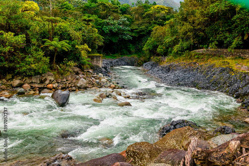 Fototapeta premium Rio, Ecuador, Baños