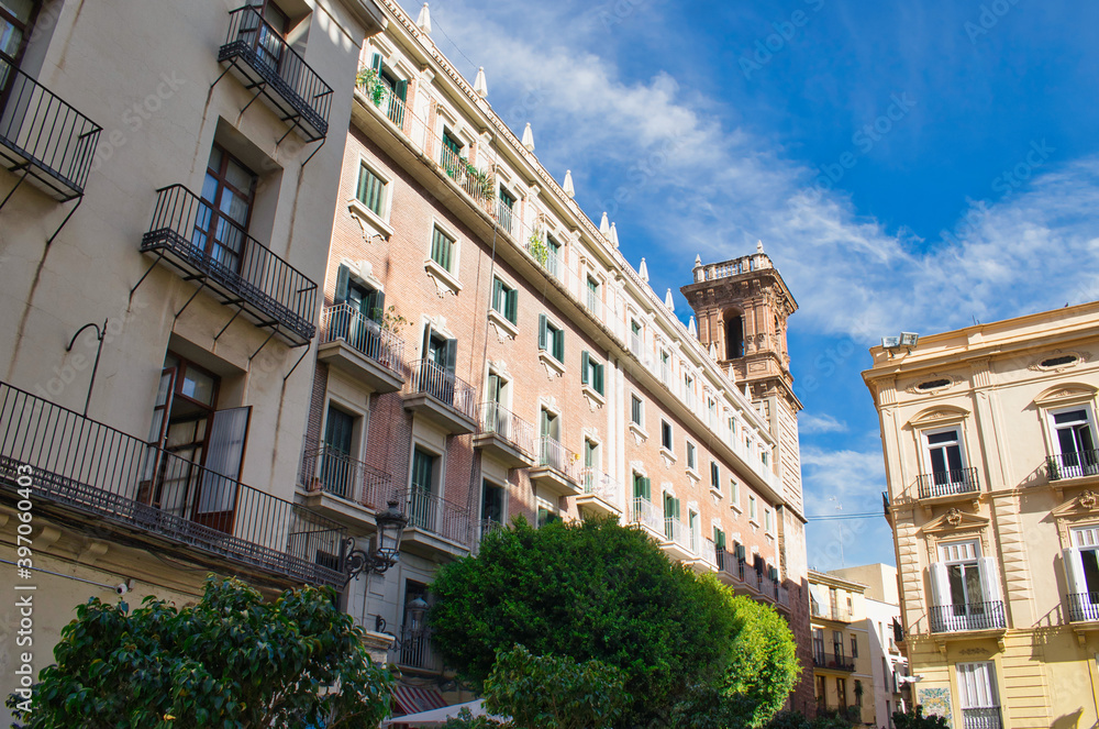 Detalle arquitectura de edificios por las calles de Valencia, Spain