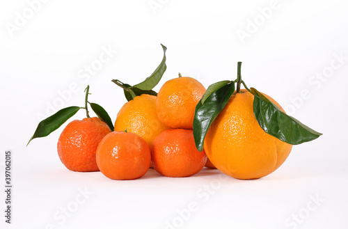 Arance siciliane con foglie e mandarini isolati su sfondo bianco