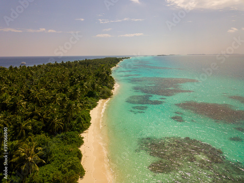 Fototapeta Naklejka Na Ścianę i Meble -  Aerial spherical panorama of tropical paradise beach on tiny Maldives island. Turquoise ocean, white sand, coconut palm trees.