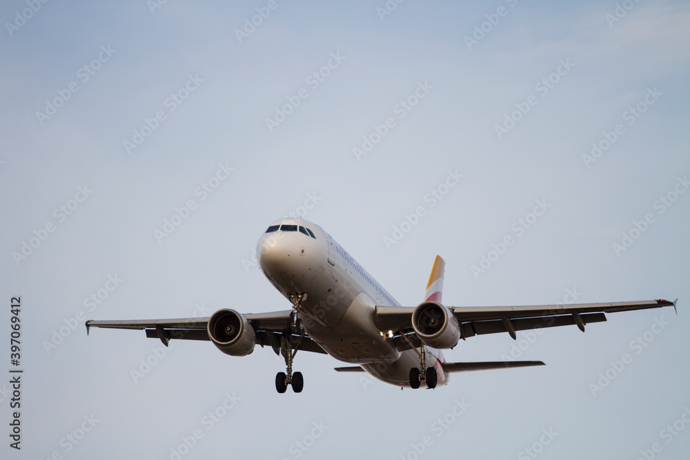 Plane in flight seen from the front.