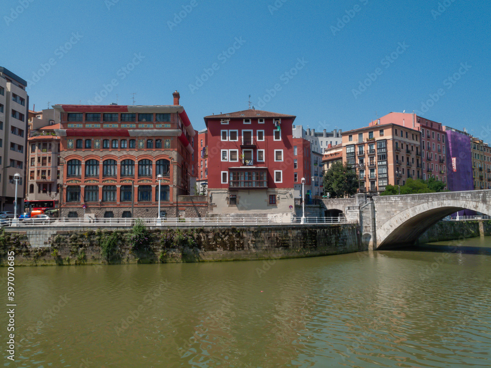 Naklejka premium Puente de San Anton en el barrio de Atxuri Bilbao