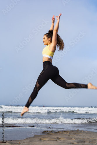Fototapeta Naklejka Na Ścianę i Meble -  yoga at a clifornia beach