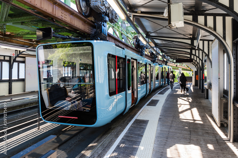 Wunschmotiv: Wuppertaler Schwebebahn hält im Bahnhof; Nordrhein-Westfalen; Deutschland #397071499