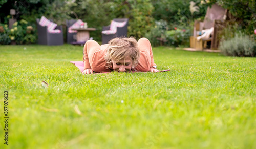 Frau macht Liegestütz im Garten