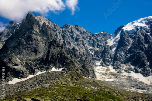 Bizarre Felsen bei leicht bewölktem Himmel und herrlichem Sonnenschein /Alpenpanorama Chamonix - Frankreich Europa