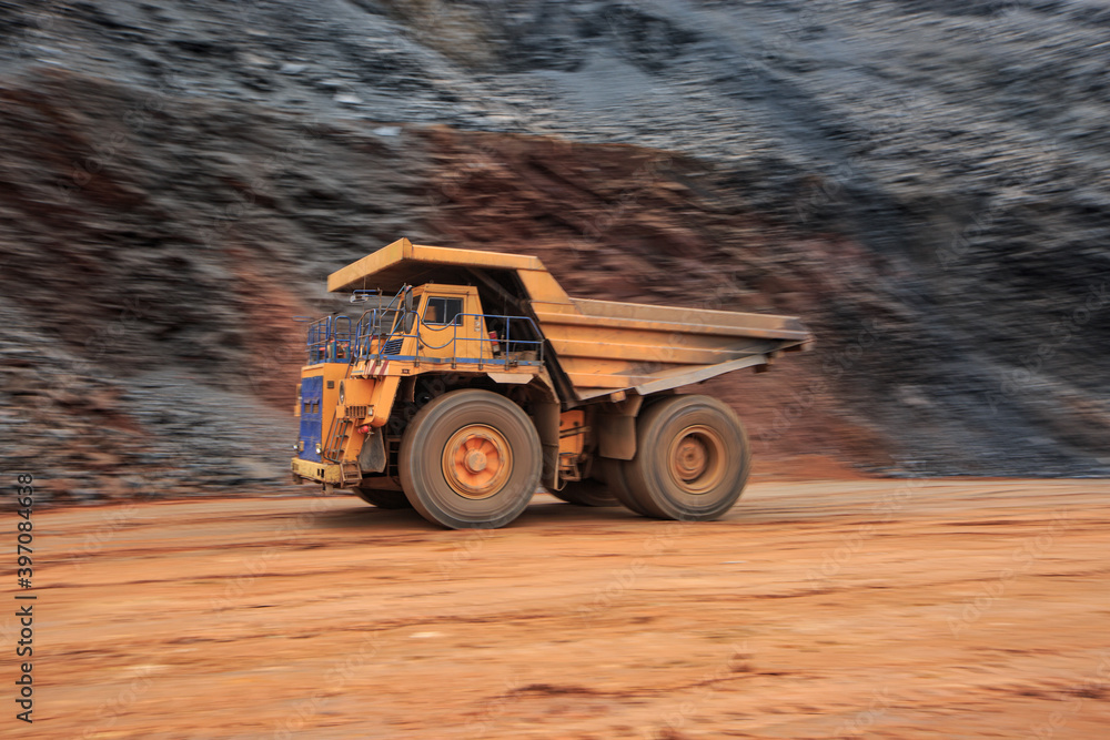 Obraz premium Big mining dump truck rushing at high speed