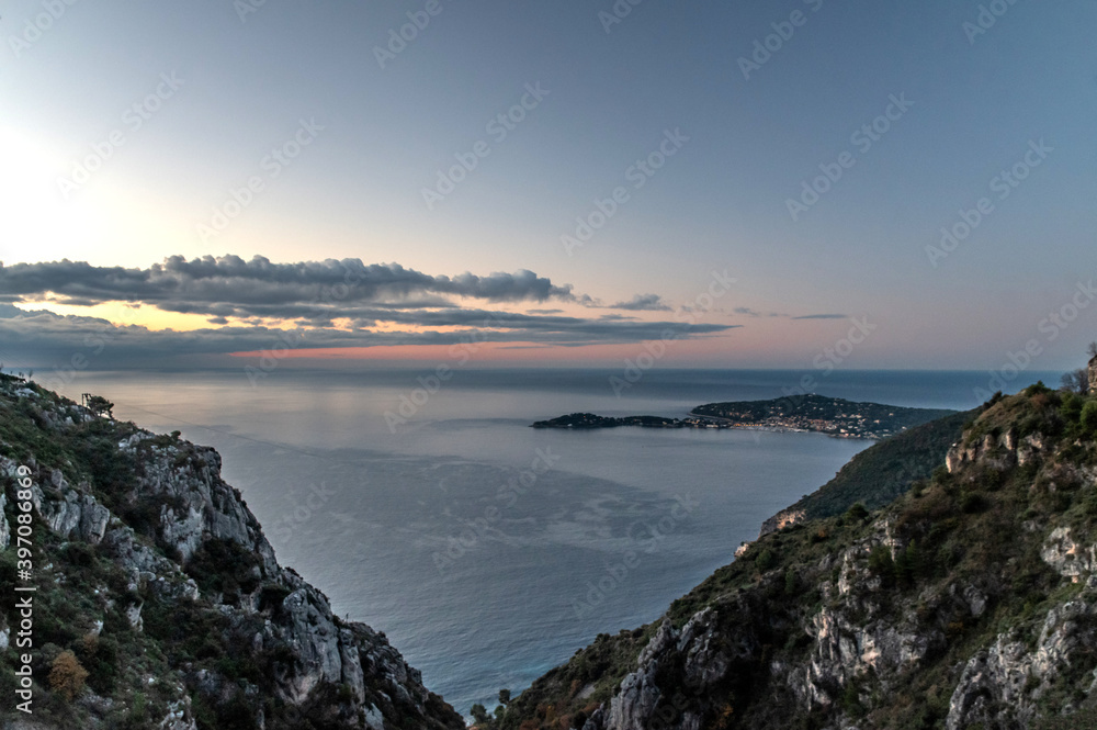 Lever de soleil sur la mer depuis Eze sur la Côte d'Azur