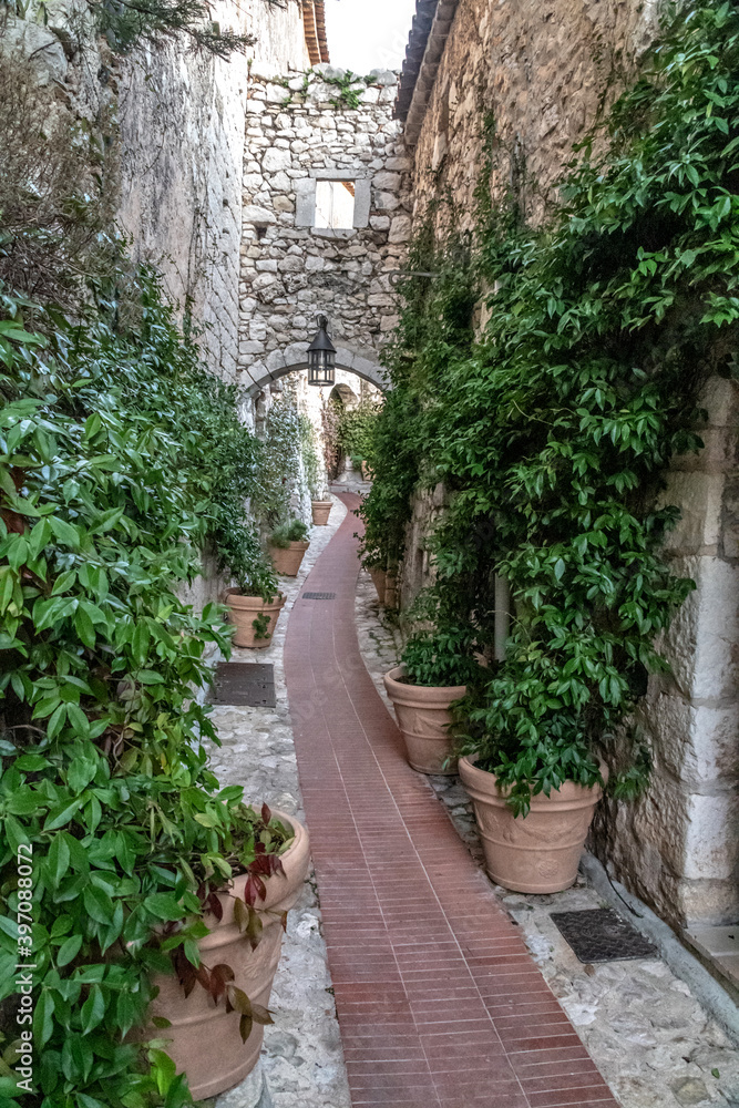 Ruelles fortifiées d'Eze sur la Côte d'Azur au petit matin Ruelles fortifiées d'Eze sur la Côte d'Azur au petit matin