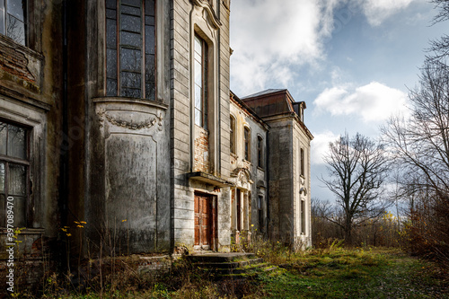 Canvas Print Old abandoned palace, manor in the autumn forest.