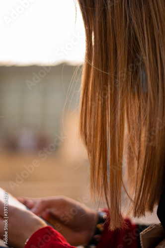 joven mujer consultando su telefono movil mientras se relaja en la zona histórica de la ciudad