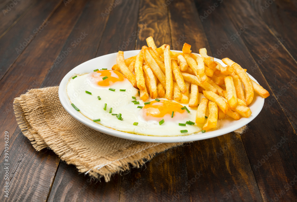 Huevos fritos con patatas fritas Huevos fritos con patatas fritas